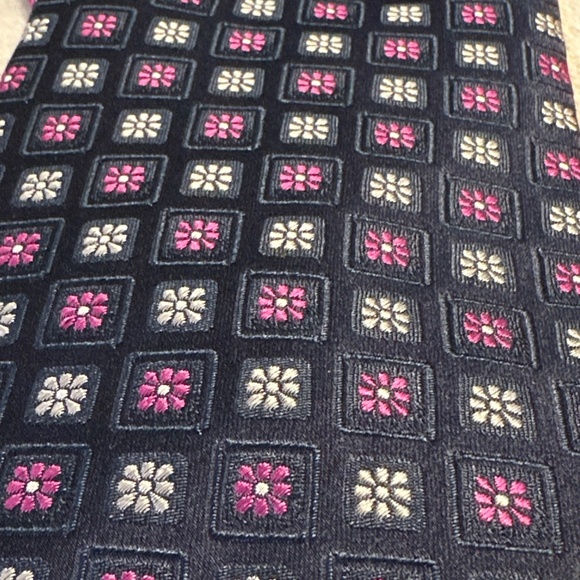 Pierre Cardin Men's Necktie Navy Blue Purple Floral Daisies Textured 100% silk - Picture 5 of 5